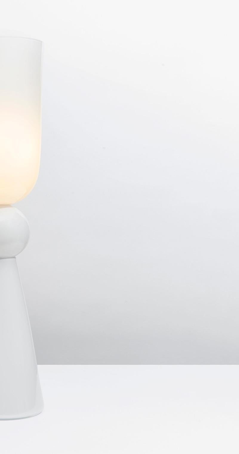 Totem 1 Tischleuchte aus glänzendem Quarzglas von Bianco Light + Space im Zustand „Neu“ im Angebot in Geneve, CH