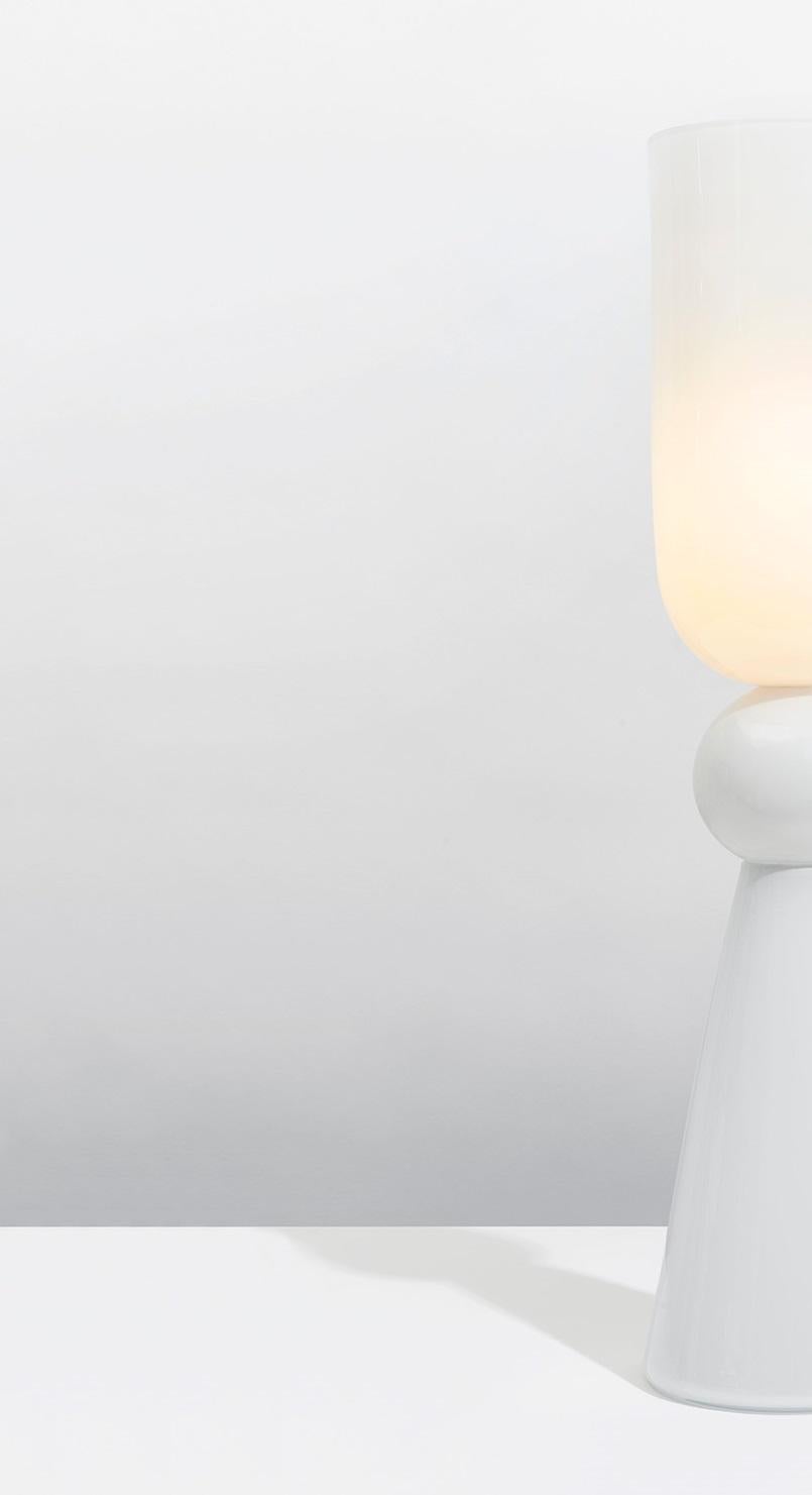 Totem 1 Tischleuchte aus glänzendem Quarzglas von Bianco Light + Space (21. Jahrhundert und zeitgenössisch) im Angebot