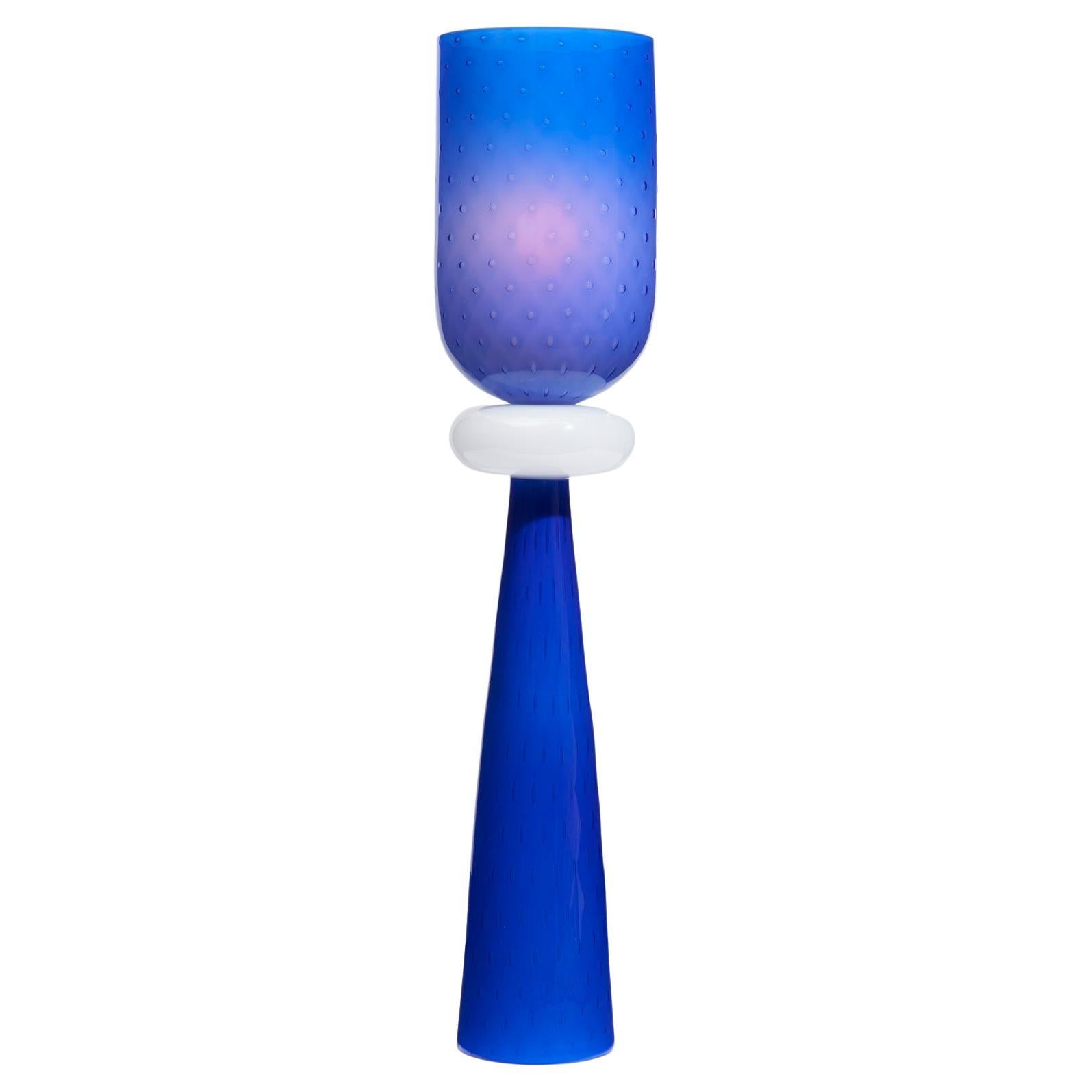 Totem 3 Tischleuchte aus glänzendem Kobaltglas von Bianco Light + Space
