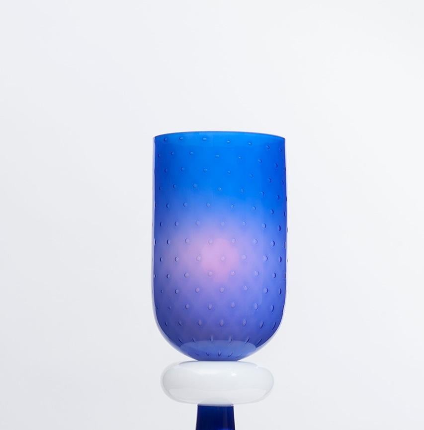 Totem 3 Tischleuchte aus glänzendem Kobaltglas von Bianco Light + Space (Postmoderne) im Angebot