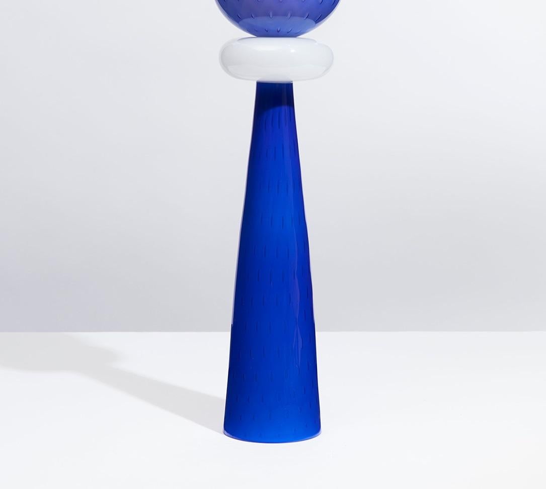 Totem 3 Tischleuchte aus glänzendem Kobaltglas von Bianco Light + Space (amerikanisch) im Angebot