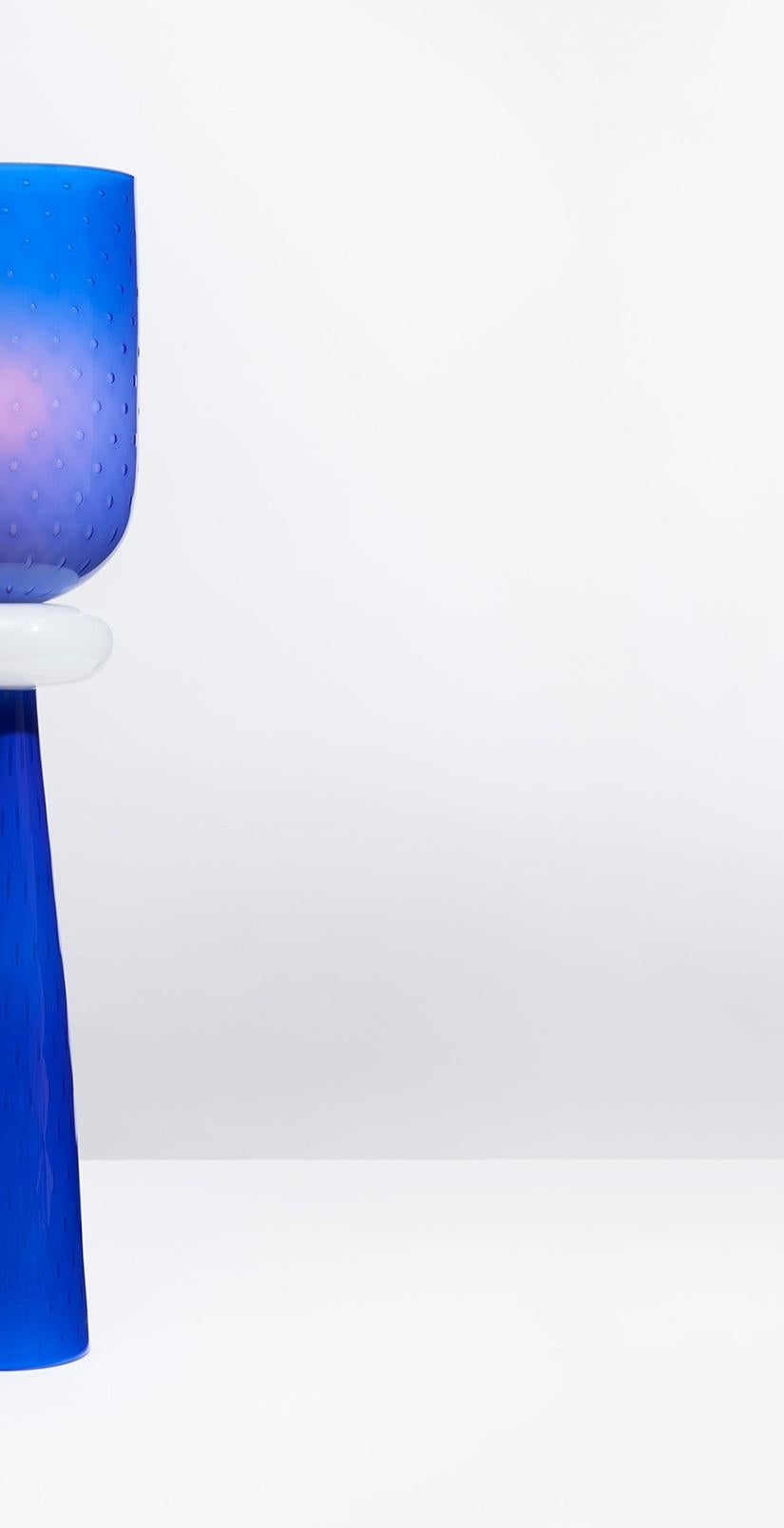 Totem 3 Tischleuchte aus glänzendem Kobaltglas von Bianco Light + Space (Sonstiges) im Angebot