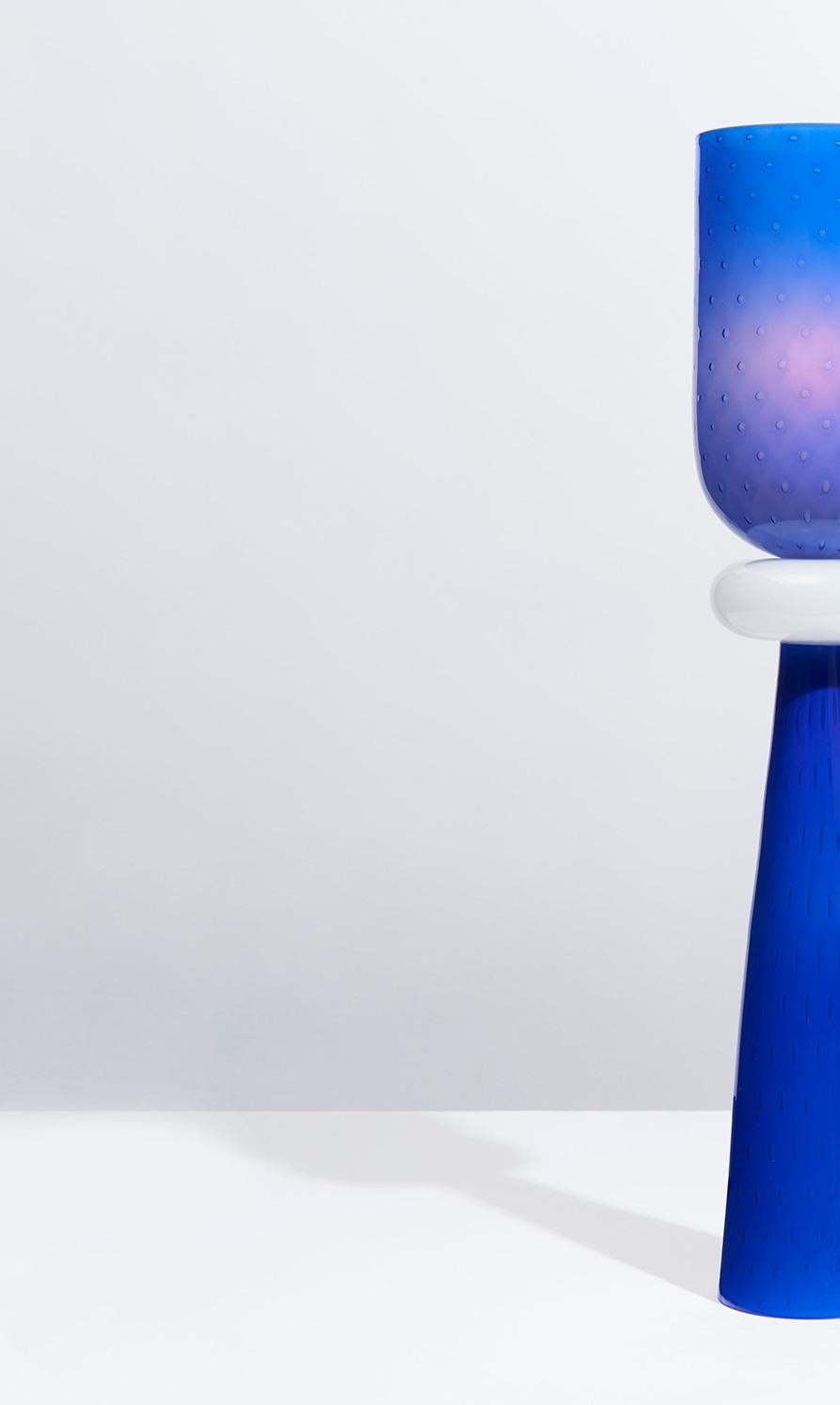 Totem 3 Tischleuchte aus glänzendem Kobaltglas von Bianco Light + Space im Zustand „Neu“ im Angebot in Geneve, CH