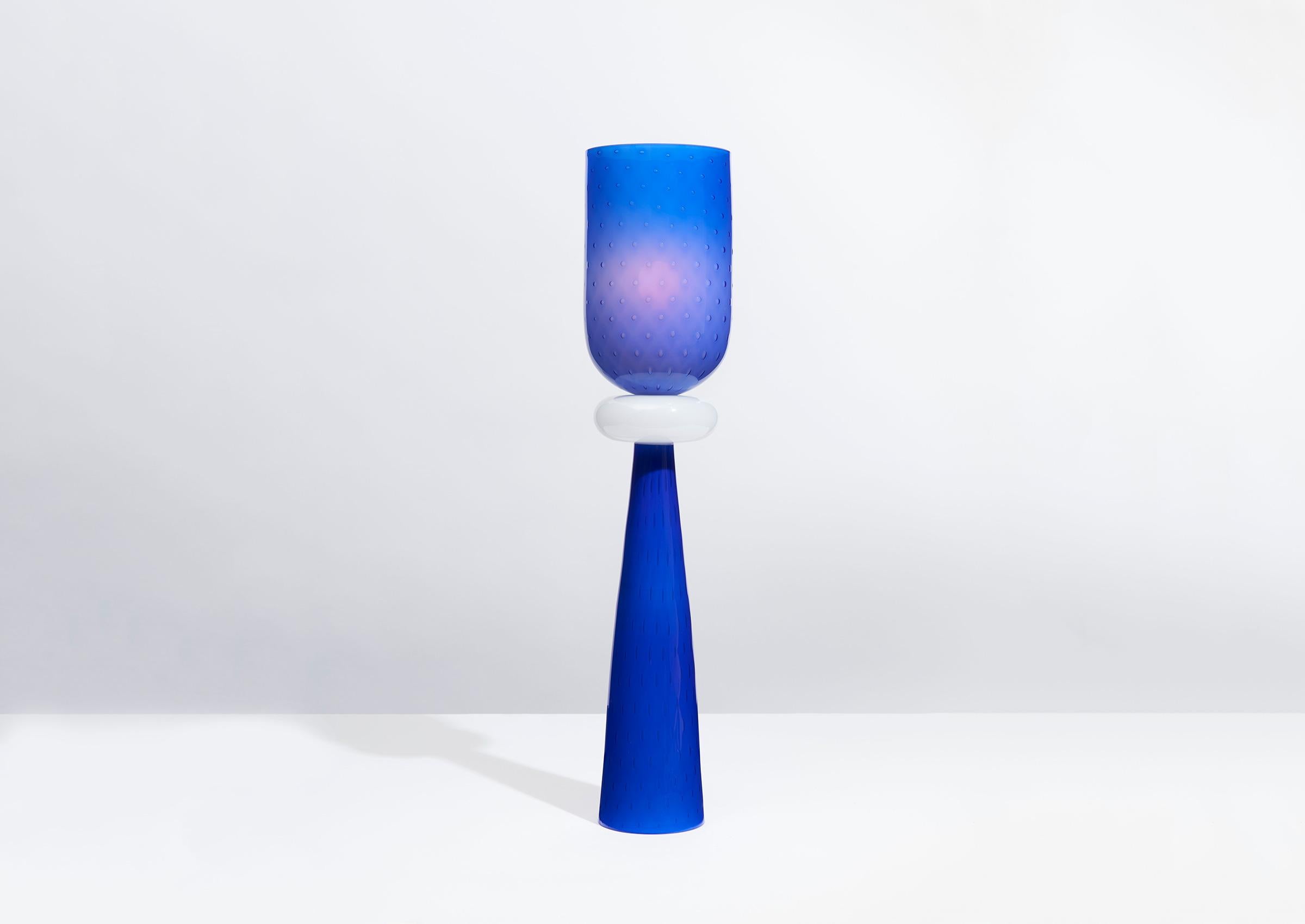 Totem 3 Tischleuchte aus glänzendem Kobaltglas von Bianco Light + Space (21. Jahrhundert und zeitgenössisch) im Angebot