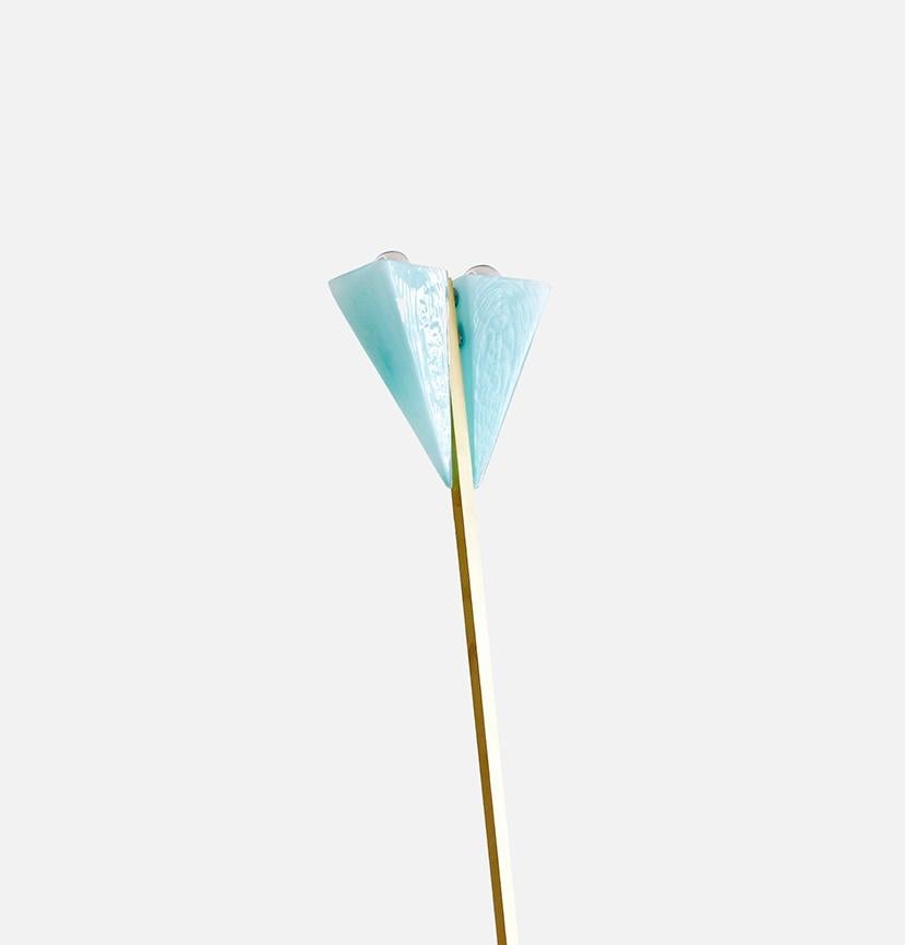 Postmoderno Lampada da terra AnNur in vetro lucido Ajoite e ottone spazzolato di Bianco Light + Space in vendita