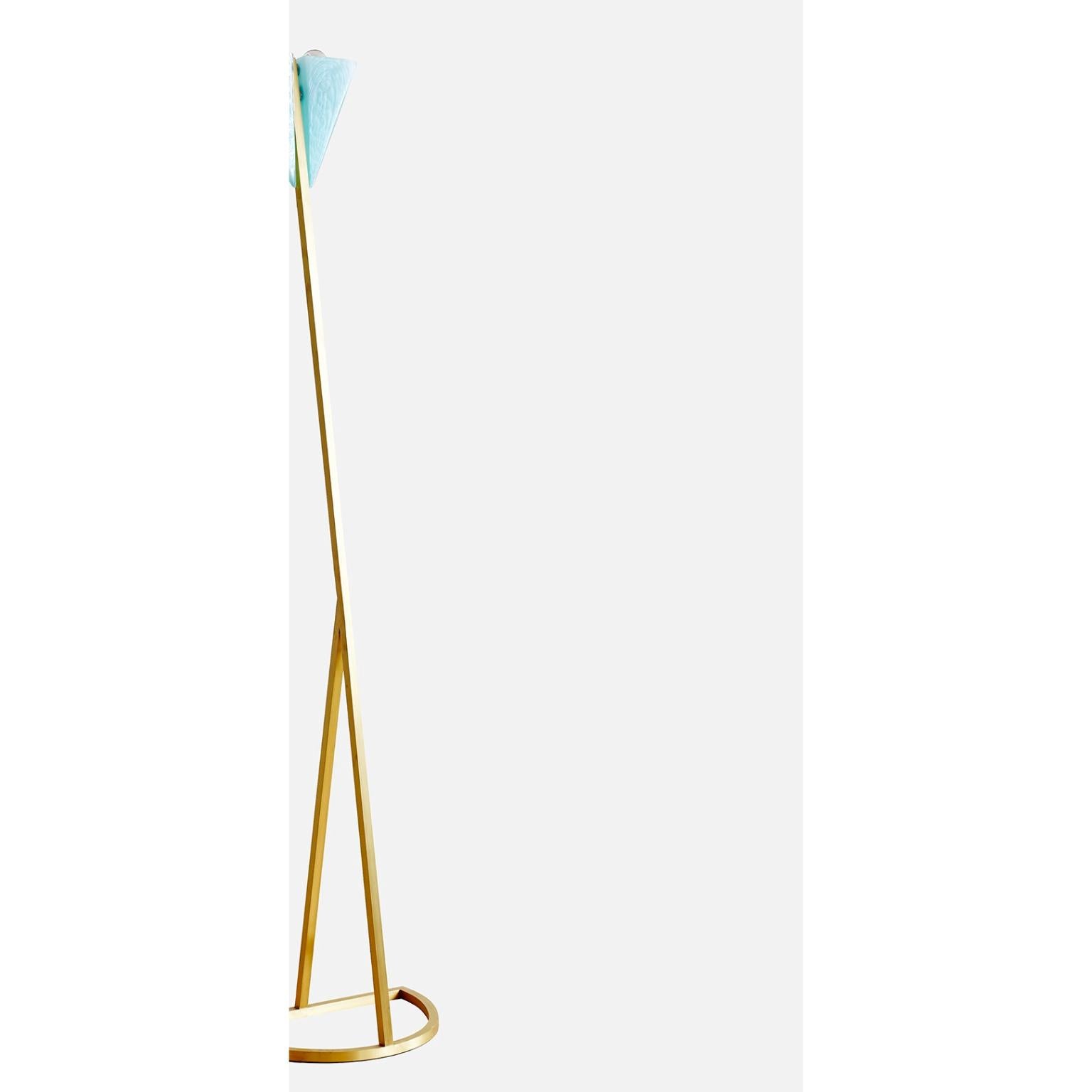 XXI secolo e contemporaneo Lampada da terra AnNur in vetro lucido Ajoite e ottone spazzolato di Bianco Light + Space in vendita