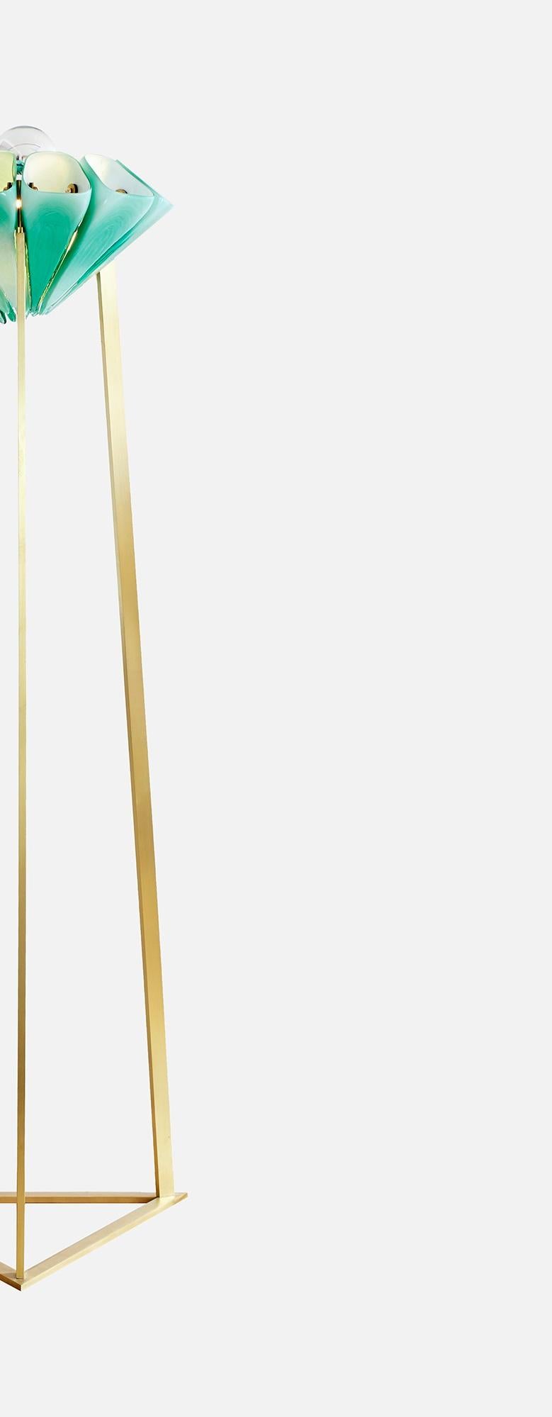 Yassin Floor Lamp in Emerald Glossy Glass & Brass by Bianco Light + Space In New Condition For Sale In Geneve, CH
