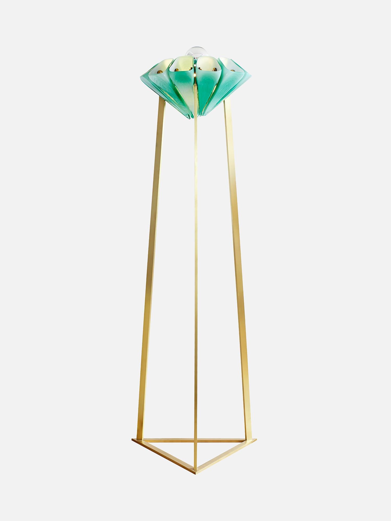 Yassin Floor Lamp in Emerald Glossy Glass & Brass by Bianco Light + Space
Dimensions: D 61 x W 61 x H 183 cm.
Materials: Glass and brass.

Available in different finish options. Prices may vary. All our lamps can be wired according to each country.