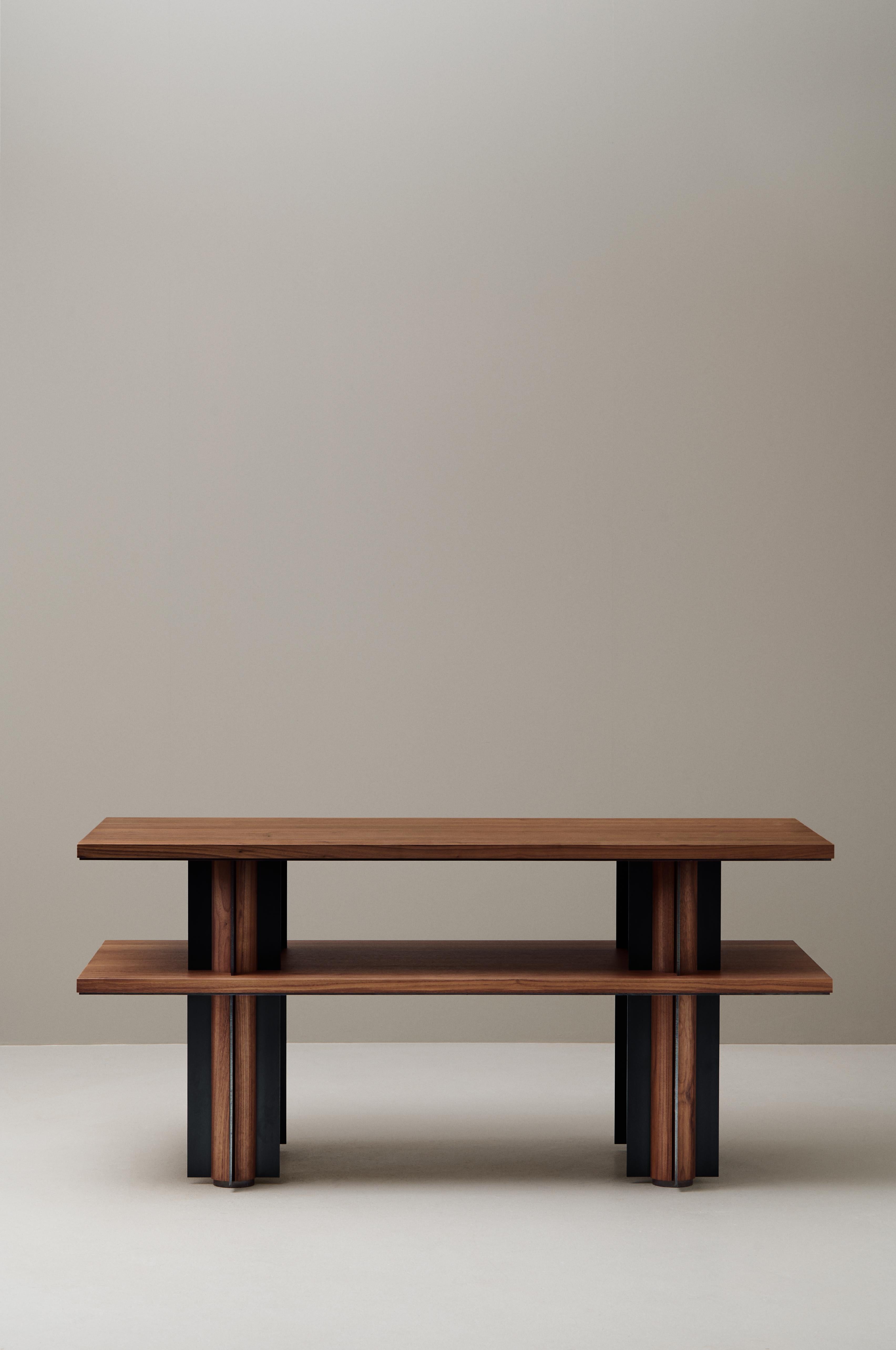 Tavolo da biblioteca Reed in noce classico e acciaio ossidato nero di Veermakers
Un pezzo unico.
Dimensioni: P 69,5 x L 160 x H 75 cm. 
Materiali: Noce classico e acciaio ossidato nero.

Realizzato a mano a Stoccolma, Svezia / Fiskars, Finlandia.