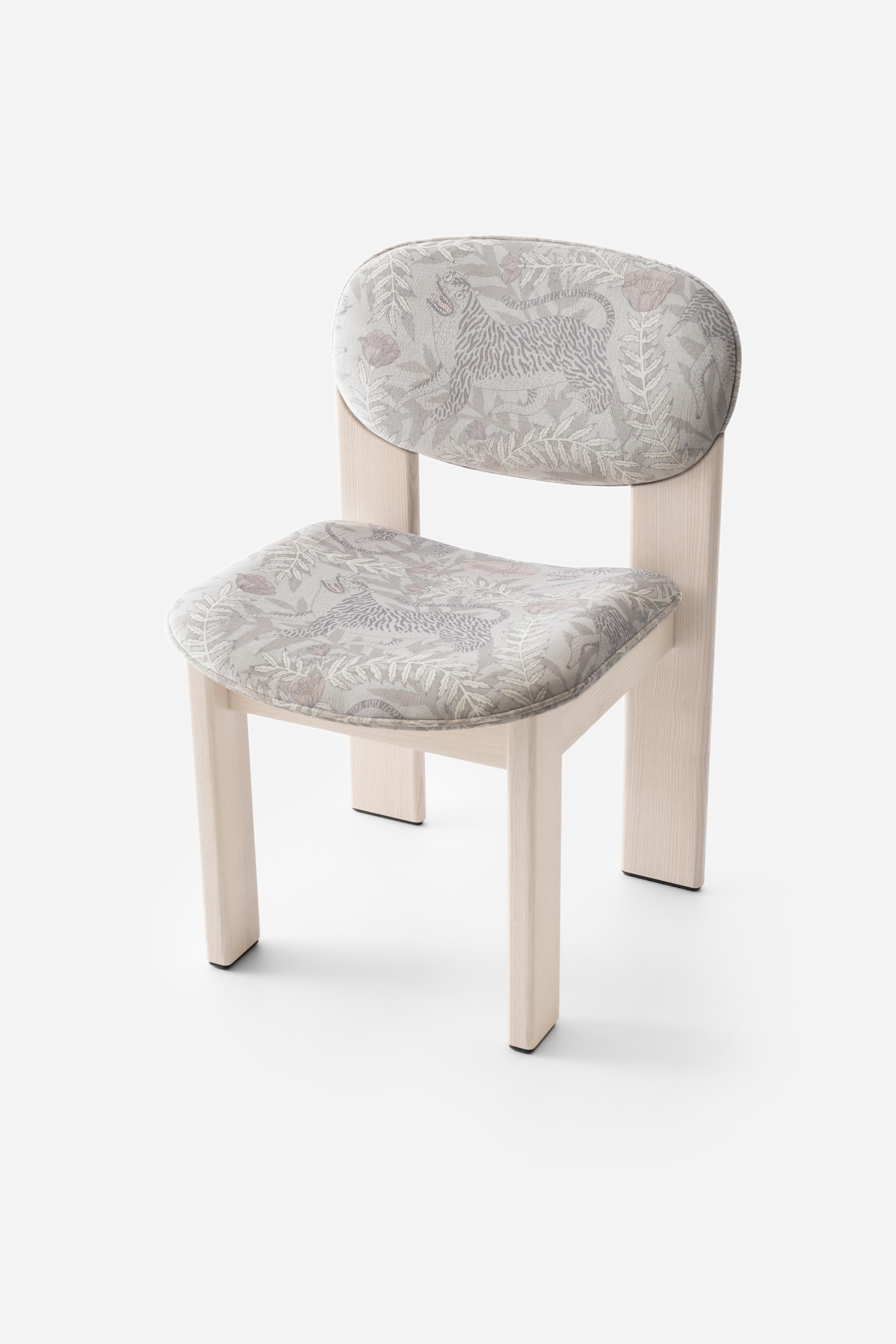 Meubles rembourrés Chaise Archipen Artistry Edition par NOOM
Dimensions : L 54 x P 62 x H 79 cm 
MATERIAL : Bois de frêne, contreplaqué, métal, mousse, textile / cuir.

Catégorie G - Penrose Prowl / Tora / Panthera par Patience & Gough. Également