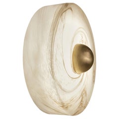 DL400 Wandleuchte aus geblasenem Glas, Alabaster und satiniertem Messing von Daluce