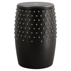 Tabouret Sitiera en Wood massif avec accents en bronze vieilli par Estudio Andean