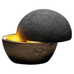 Lámpara de mesa Hemisferio en bronce pulido y piedra volcánica by Estudio Andean