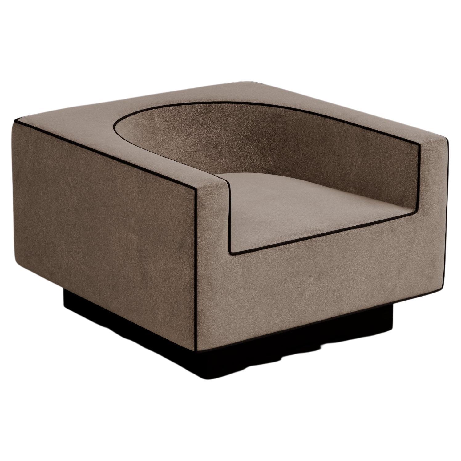 Poltrona Pantheon in legno e imbottita di Dainelli Studio Aelier