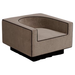 Poltrona Pantheon in legno e imbottita di Dainelli Studio Aelier