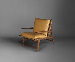 Fauteuil lounge vintage moderne en noyer, cuir et laiton brossé, signé Madheke