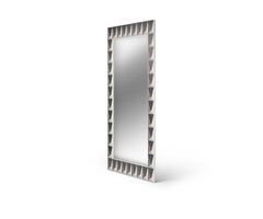 Miroir sur pied Otto en placage, cuir et métal, par Madheke