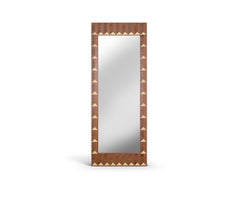 Miroir sur pied « Tera » en placage et cuir, par Madheke