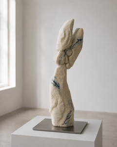 « Anatomie De L'envol », sculpture en laine feutrée et métal, par Tina Tictone