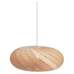 Suspension « Ebb Swell » en contreplaqué de bouleau finlandais, par David Trubridge