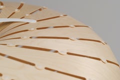 Suspension « Ebb Swell » en contreplaqué de bouleau finlandais, par David Trubridge