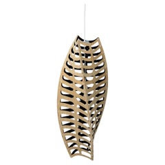 Suspension Toru de taille moyenne en contreplaqué de bambou peint sur une face, par David Trubridge