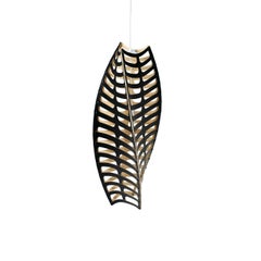 Suspension Toru de taille moyenne en contreplaqué de bambou peint sur une face, par David Trubridge