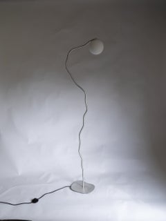Lampe de chevet « Pea » en aluminium par Six Dots Design