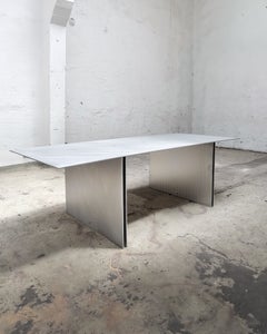 Table de salle à manger en aluminium poli à la main, par Case Studios