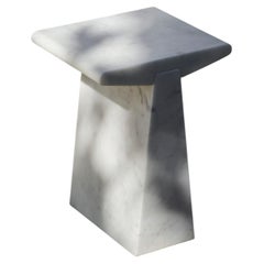 Taburete bajo ALCM de mármol Bianco Carrara, de Bufalini Design