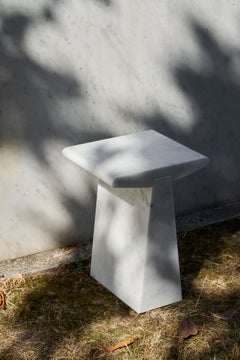 Taburete bajo ALCM de mármol Bianco Carrara, de Bufalini Design
