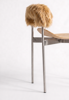 Fauteuil « Mule » en acier inoxydable brossé et fourrure, par Dendê