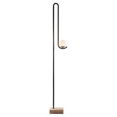 Lampada da terra in acciaio verniciato elettrostaticamente “Mandu” di Dendê