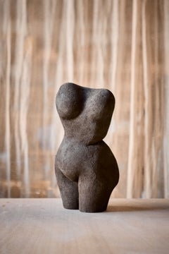 Sculpture unique « La Femme » en grès chamotté texturé, par Thalia Dalecky