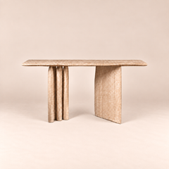 Consolle intagliata in legno massello di eucalipto australiano, realizzata da Luke Crouch