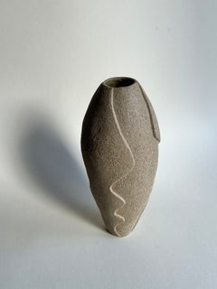 Vaso scultoreo piccolo “Les Dunes” in gres smaltato di Thalia Dalecky