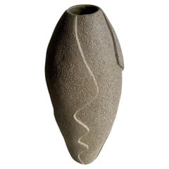 Vaso scultoreo piccolo “Les Dunes” in gres smaltato di Thalia Dalecky