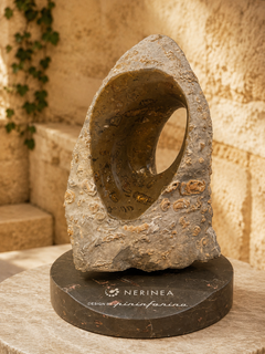 Rocher « Vortex » unique en pierre fossile du Jurassique par NERINEA