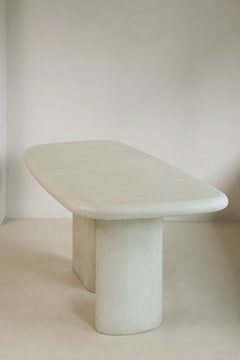 Tavolo Layer Stone 2300 con finitura in intonaco color calce di Plature