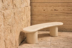 Banc « Laguna » en plâtre couleur citron vert, par Plature