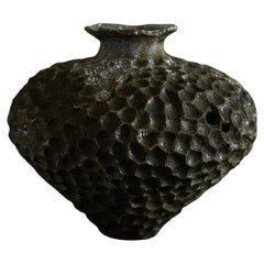 Vaso dalla forma organica unica n. 4 in gres, di Alexandria Roby