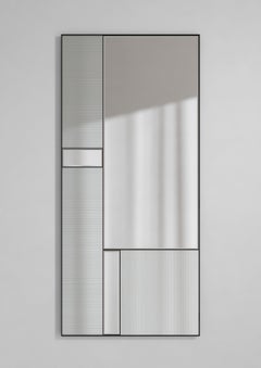 Wandspiegel „Finestra Flutes XL“ mit Strukturoberfläche und Metallrahmen von Deknudt Mirrors
