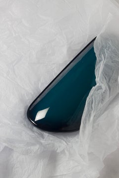 Sculpture « Ondine Small » : petite boîte bleue laquée, par Mercoeur