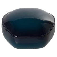 Sculpture « Ondine Small » : petite boîte bleue laquée, par Mercoeur