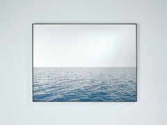 Miroir mural contemporain « Maro » avec cadre en métal noir, par Deknudt Mirrors