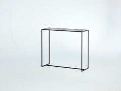 Mesa consola Mesa Black con cristal espejado y estructura metálica de Deknudt Mirrors
