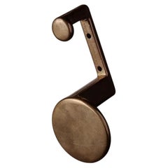 Moderner Wandhaken „F.ACE“ aus Bronze von Henry Wilson