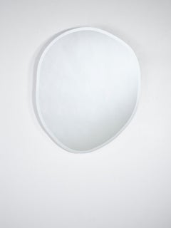 Miroir sculptural contemporain « Pure M » de Deknudt Mirrors