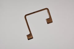 Moderner Haken aus Bronze in Bandform von Henry Wilson