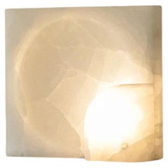 Aplique de ónix blanco con forma de cuarto de círculo y cuadrado, de Henry Wilson